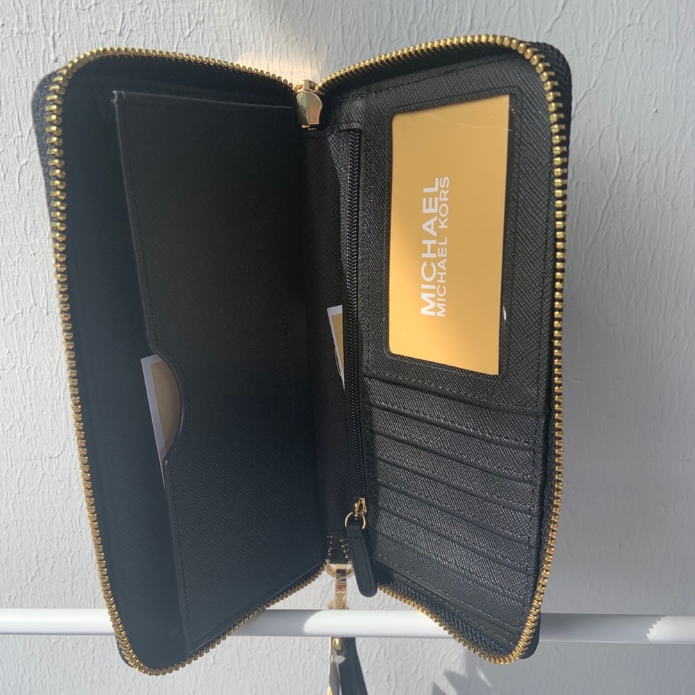 Michael Kors Taxi print wallet - Picture 13 of 16